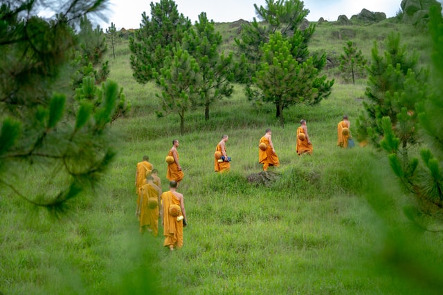 monjes realizando senderismo meditativo
